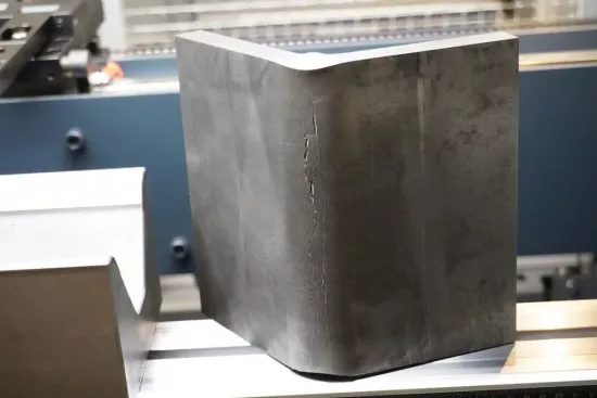 彎曲高速鋼的挑戰之一是，當使用具有太小的 V 形開口的模具彎曲這種材料時，沿外側彎曲半徑可能會出現裂紋