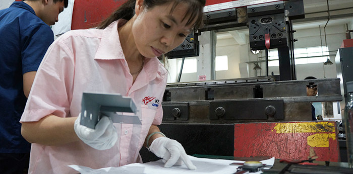 誠瑞豐精密鈑金加工全員參與產(chǎn)品品質(zhì)檢查